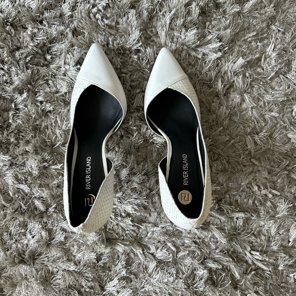 River island white snake embossed pumps. Worn once. Size 9 (EU 40)